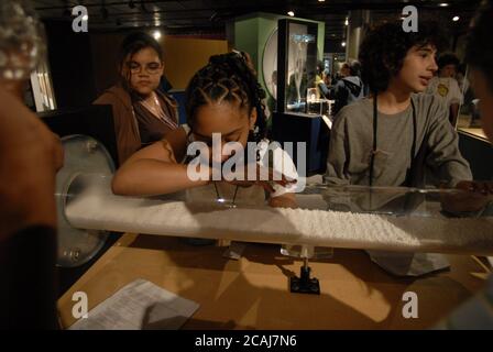 Houston Texas États-Unis, 2006 : élèves de sixième année regardant un générateur d'ondes sonores au Houston Museum of Natural Science à Hermann Park. ©Bob Daemmrich Banque D'Images