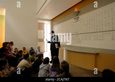 Houston, Texas, États-Unis, mars 2006 : des élèves de sixième année honorent le Musée de l'Holocauste dans le cadre d'un voyage sur le terrain pour étudier l'histoire américaine. Les élèves ont examiné une chronologie des événements de l'holocauste ainsi qu'un mur et un jardin commémoratifs. ©Bob Daemmrich Banque D'Images