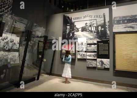 Houston, Texas États-Unis, mars 2006 : des étudiants de sixième année visitent le Musée de l'Holocauste à Houston, TX dans le cadre d'une visite de terrain dans l'histoire américaine. L'étudiant a examiné une chronologie des événements de l'holocauste exposés. ©Bob Daemmrich Banque D'Images