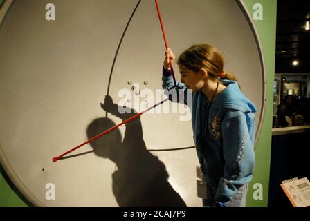 Houston, Texas États-Unis, mars 2006 : une fille de sixième année expérimente un réflecteur sonore parabolique au Houston Museum of Natural Science. ©Bob Daemmrich Banque D'Images