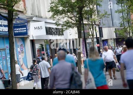 Amateurs de shopping dans les rues de Doncaster dans le Yorkshire du Sud pendant La pandémie COVID-19 de 2020 Banque D'Images