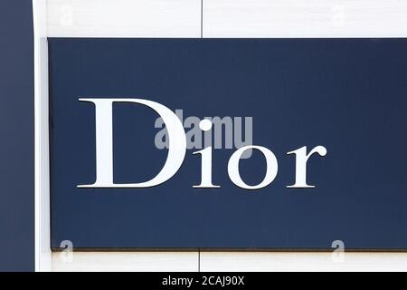 Nîmes, France - 1er juillet 2018 : logo Dior sur un mur. Dior est une société française de produits de luxe contrôlée par l'homme d'affaires français Bernard Arnault Banque D'Images