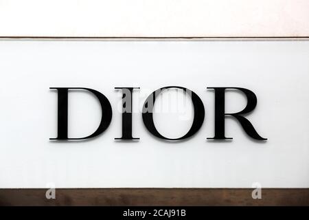 Lyon, France - 5 septembre 2019 : logo Dior sur un mur. Dior est une société française de produits de luxe contrôlée par l'homme d'affaires français Bernard Arnaud Banque D'Images