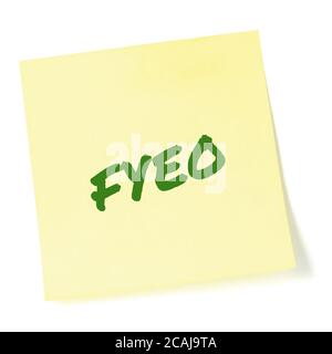 Pour vos yeux seulement initialisme FYEO marqueur vert acronyme écrit autocollant d'abréviation de post-it to-do jaune à texte isolé macro gros plan Banque D'Images