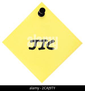 Juste au cas initialisme JIC marqueur noir écrit acronyme texte, isolé jaune post-it to-do liste autocollant de rappel de note, punaise Banque D'Images