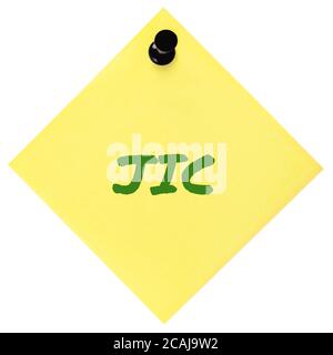 Juste au cas initialisme JIC marqueur vert écrit acronyme texte, isolé jaune post-it to-do liste autocollant de rappel de note, noir Banque D'Images