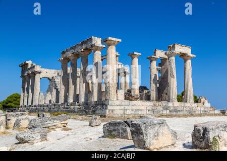 Temple d'Aphaia sur l'île d'Aegina en un jour d'été en Grèce Banque D'Images