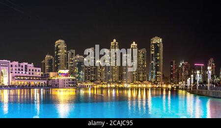 Panorama du centre-ville de Dubaï la nuit, le mois de novembre à Dubaï, Émirats arabes Unis Banque D'Images