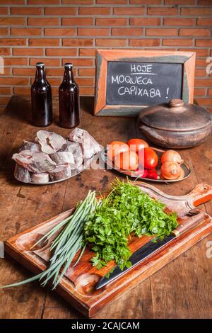 Texte sur tableau noir écrit en portugais: 'Today - Capixaba Fish Stew' - UN plat typique de l'Espirito Santo State/ Brésil - fait avec du poisson, des tomates, on Banque D'Images