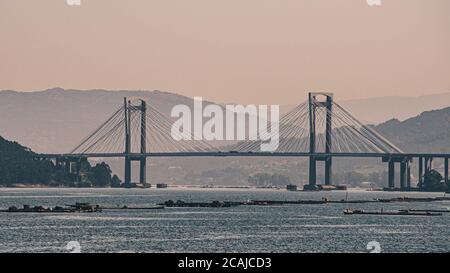 Photo de paysage du pont de Rande au-dessus de la Ria de Estuaire de Vigo en Espagne, une belle soirée Banque D'Images