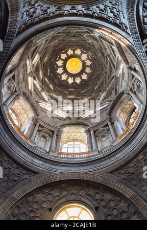 TURIN, ITALIE - 7 MARS 2019 : vue sur la chapelle du Saint-carénage à l'intérieur de la cathédrale de Turin, restaurée en 2018. Détail du dôme baroque, chef-d'œuvre Banque D'Images