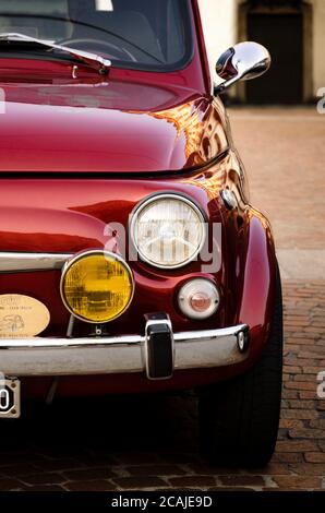 TURIN, ITALIE - 24 SEPTEMBRE 2017 - ancienne Fiat 500 Abarth rouge lors d'un rallye automobile classique sur la place Vittorio Veneto, Turin (Italie), le 24 septembre 2017. Banque D'Images