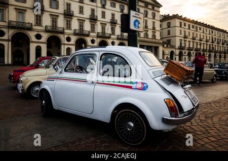 TURIN, ITALIE - 24 SEPTEMBRE 2017 - deux anciennes Fiat 500 lors d'un rallye automobile classique sur la place Vittorio Veneto, Turin (Italie), le 24 septembre 2017. Turin Banque D'Images