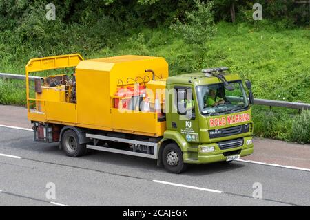 Camions de signalisation routière, camion, transport, camion, porte-équipement, DAF Green Vehicle, industrie européenne du transport commercial HGV, M6 à Manchester, Royaume-Uni Banque D'Images