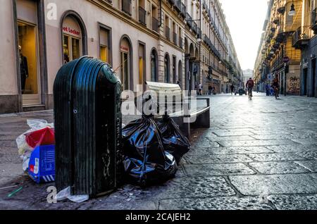 TURIN, ITALIE - 25 SEPTEMBRE 2016 - via Garibaldi, rue commerçante principale dans le centre de Turin (Italie), avec poubelle pleine et les ordures abandonnées sur s. Banque D'Images