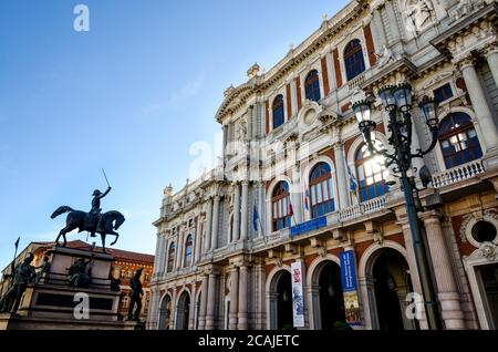 TURIN, ITALIE - 7 MAI 2017 : Piazza Carlo Alberto, l'une des places principales de Turin (Italie) avec Palazzo Carignano le 7 mai 2017 Banque D'Images