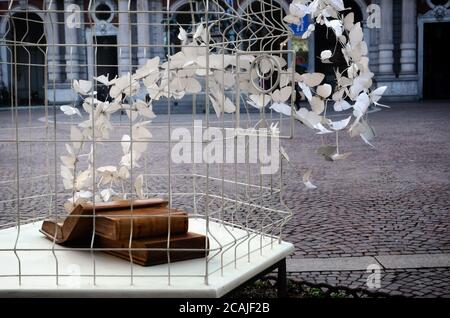 TURIN, ITALIE - 19 FÉVRIER 2017 : sculpture urbaine, réalisée par Rodolfo Marasciuolo, d'un gâteau avec des livres en bois et des papillons sur la piazza Carlo Alberto in Banque D'Images