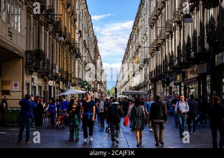 TURIN, ITALIE - 7 MAI 2017: Via Garibaldi, principale rue commerçante de Turin (Piémont, Italie) bondée de touristes un dimanche de printemps, le 7 mai 2017 Banque D'Images