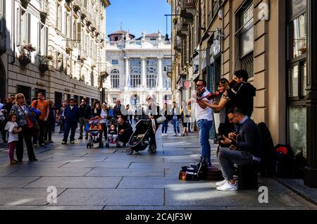 TURIN, ITALIE - 7 MAI 2017 : le groupe de rue jouant de la musique dans le centre de via Garibaldi, rue commerçante principale de Turin (Piémont, Italie) le 7 mai 2017 Banque D'Images