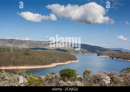 Vue sur le lac de Furnas, l'un des plus importants lacs artificiels pour la production d'électricité au Brésil Banque D'Images