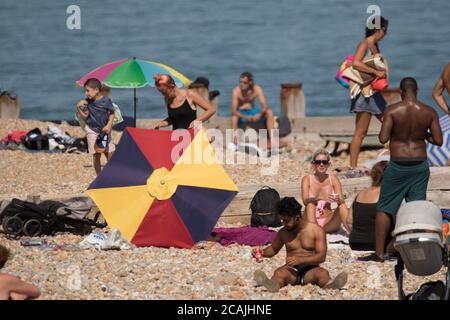 Eastbourne, East Sussex, Royaume-Uni. 7 août 2020. Les amateurs de plage se prélassent à 30C de soleil dans ce complexe de vacances de la côte sud. Crédit : Alan Fraser/Alay Live News Banque D'Images