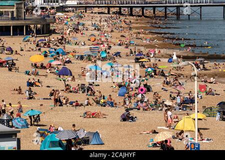 Eastbourne, East Sussex, Royaume-Uni. 7 août 2020. Les amateurs de plage se prélassent à 30C de soleil dans ce complexe de vacances de la côte sud. Crédit : Alan Fraser/Alay Live News Banque D'Images