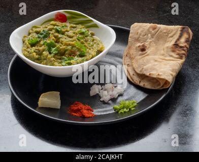 Guacamole dans un bol servi avec des chapati et des garnitures Banque D'Images