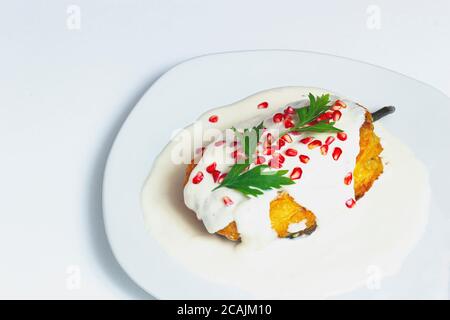 Cuisine mexicaine. Chili en nogada sur fond blanc, concept minimal. Cuisine mexicaine Banque D'Images