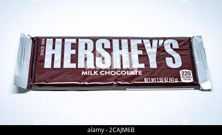 Un bar de CHOCOLAT au lait HERSHEY'S sur un blanc arrière-plan Banque D'Images