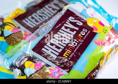 Un sac de FRIANDISES chocolatées AUX couleurs pastel de HERSHEY dans un Emballage spécial Pâques Banque D'Images