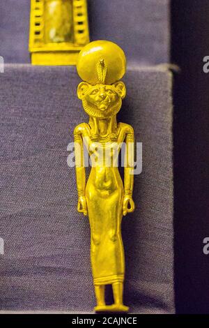 Le Caire, Musée égyptien, bijoux de la nécropole royale de Tannis : amulette d'or de Bastet, avec une tête de chat. Banque D'Images