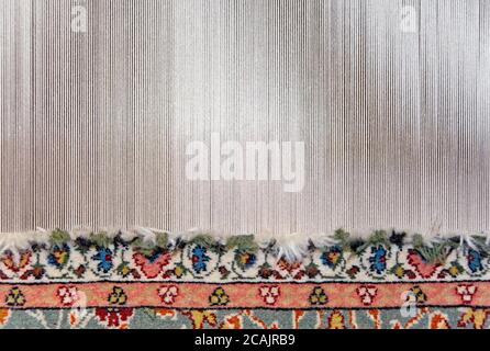 Tapis partiellement tissé, tapis sur un métier à tisser montre la pile de laine, la fondation, la chaîne et la trame. Banque D'Images