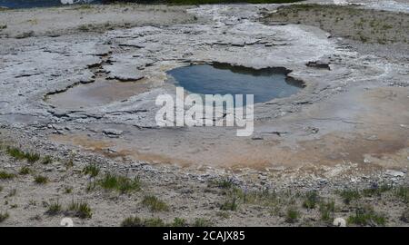 Fin du printemps dans le parc national de Yellowstone: Dépression Geyser dans le groupe Geyser Hill dans le bassin supérieur de Geyser Banque D'Images