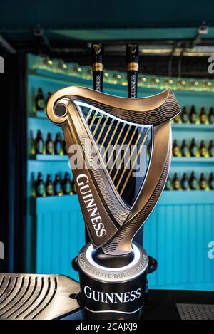 Dublin, Irlande - 31 décembre 2019 : distributeur de bière avec le signe de la bière Guinness ( St. James Gate Brewery ) à Dublin, Irlande Banque D'Images