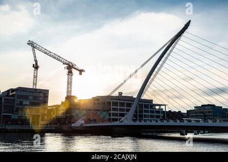 Dublin, Irlande - 1er janvier 2020 : pont Samuel Beckett, conçu par l'architecte Santiago Calatrava, au coucher du soleil sur la rivière Liffey dans le Grand Canal D. Banque D'Images