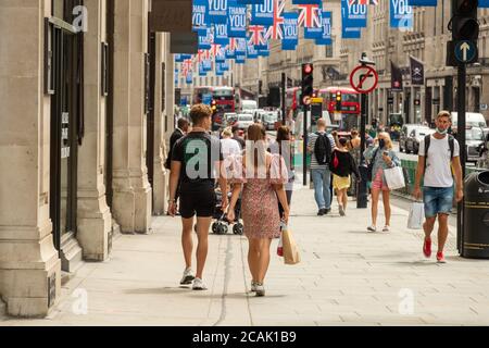 Londres - 2020 août : les acheteurs d'Oxford Street portent des masques Banque D'Images