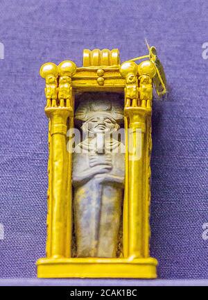 Égypte, le Caire, Musée égyptien, bijoux trouvés dans la nécropole royale de Tannis : Lapis amulet du dieu Ptah-Tatenen à l'intérieur d'un sanctuaire d'or. Banque D'Images