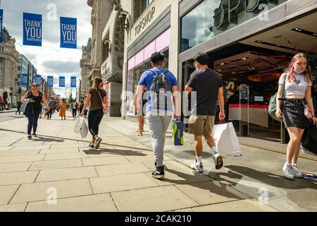 Londres - août 2020 : acheteurs sur Oxford Street dans le West End Banque D'Images