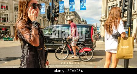 Londres - août 2020 : acheteurs sur Oxford Street dans le West End Banque D'Images