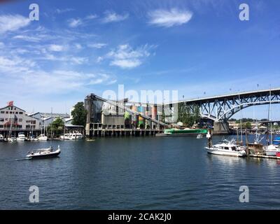 Granville Island avec des peintures murales géantes, le pont Granville et les yachts à False creek. Vancouver, Colombie-Britannique, Canada. Banque D'Images