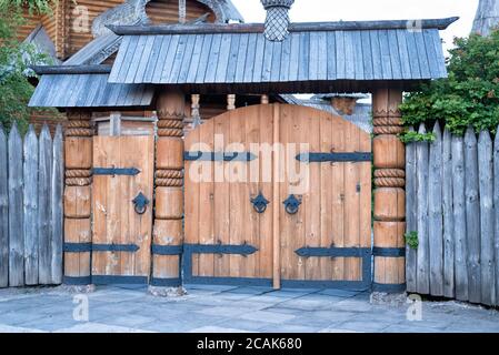 Porte en bois vintage avec éléments en fer forgé et un piquet clôture Banque D'Images