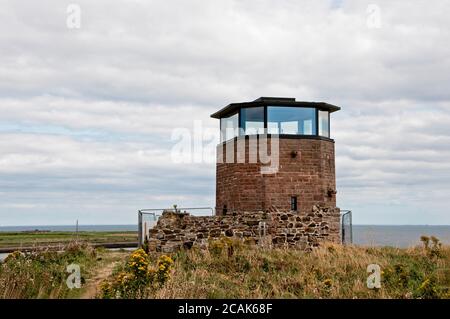 Une ruine en pierre connue sous le nom de chapelle Lantern se trouve à côté à un ancien poste de garde-côtes rénové avec un entièrement vitré lanterne offrant une vue panoramique Banque D'Images