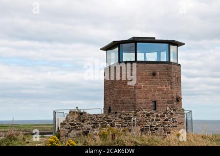 Une ruine en pierre connue sous le nom de chapelle Lantern se trouve à côté à un ancien poste de garde-côtes rénové avec un entièrement vitré lanterne offrant une vue panoramique Banque D'Images