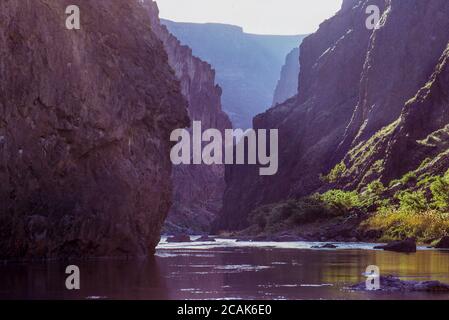 Owyhee River Canyon, Oregon du Sud-est, désormais une région sauvage et une rivière sauvage et pittoresque. La gorge étroite et raide dans la partie centrale de la rivière. Banque D'Images