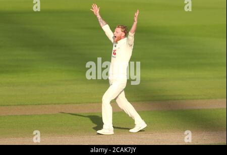 Ben Stokes, en Angleterre, célèbre le cricket de Mohammed Rizwan, au Pakistan (non représenté), lors du troisième jour du premier match de test à l'Emirates Old Trafford, Manchester. Banque D'Images