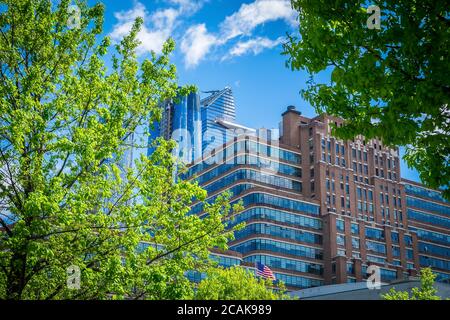 NYC, USA, mai 2019, vue sur la partie supérieure de quelques bâtiments modernes dans le quartier de Hudson yards de Manhattan Banque D'Images