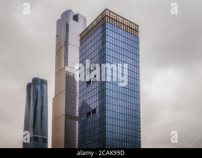 NYC, USA, mai 2019, vue sur la partie supérieure de trois gratte-ciel dans le quartier de Hudson yards, Manhattan Banque D'Images