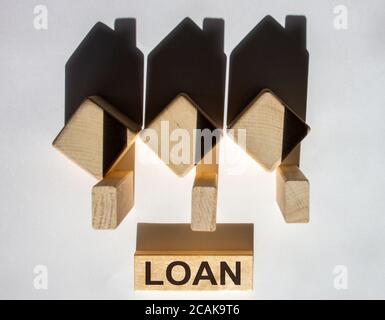 Maisons créées par des ombres à partir de cubes en bois. Le mot « prêt » sur un bloc de bois. Banque D'Images