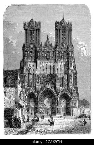 Cathédrale notre-Dame de Reims, France où les rois de France ont été couronnés ; construite à l'époque carolingienne et achevée au XIIe siècle dans le style gothique français avec deux hautes tours, des statues et une roseraie Banque D'Images