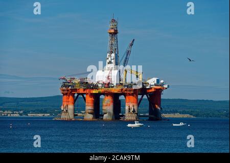 Un cochon à huile semi-submersible amarré dans le Cromarty Firth, Highland, Écosse Banque D'Images